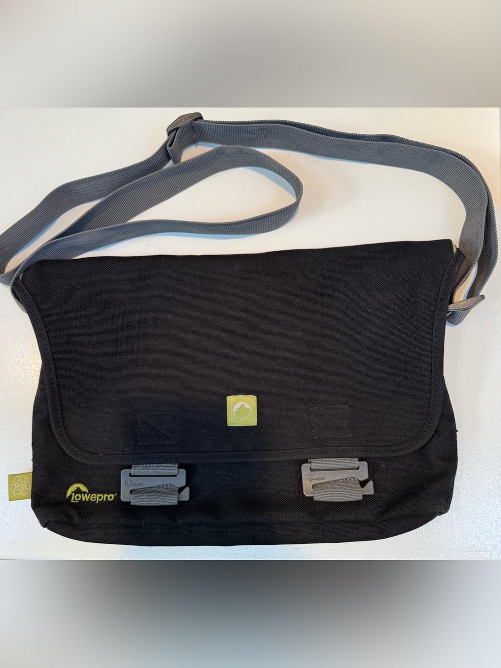 Lowepro travel small messenger crossbody bag GUC